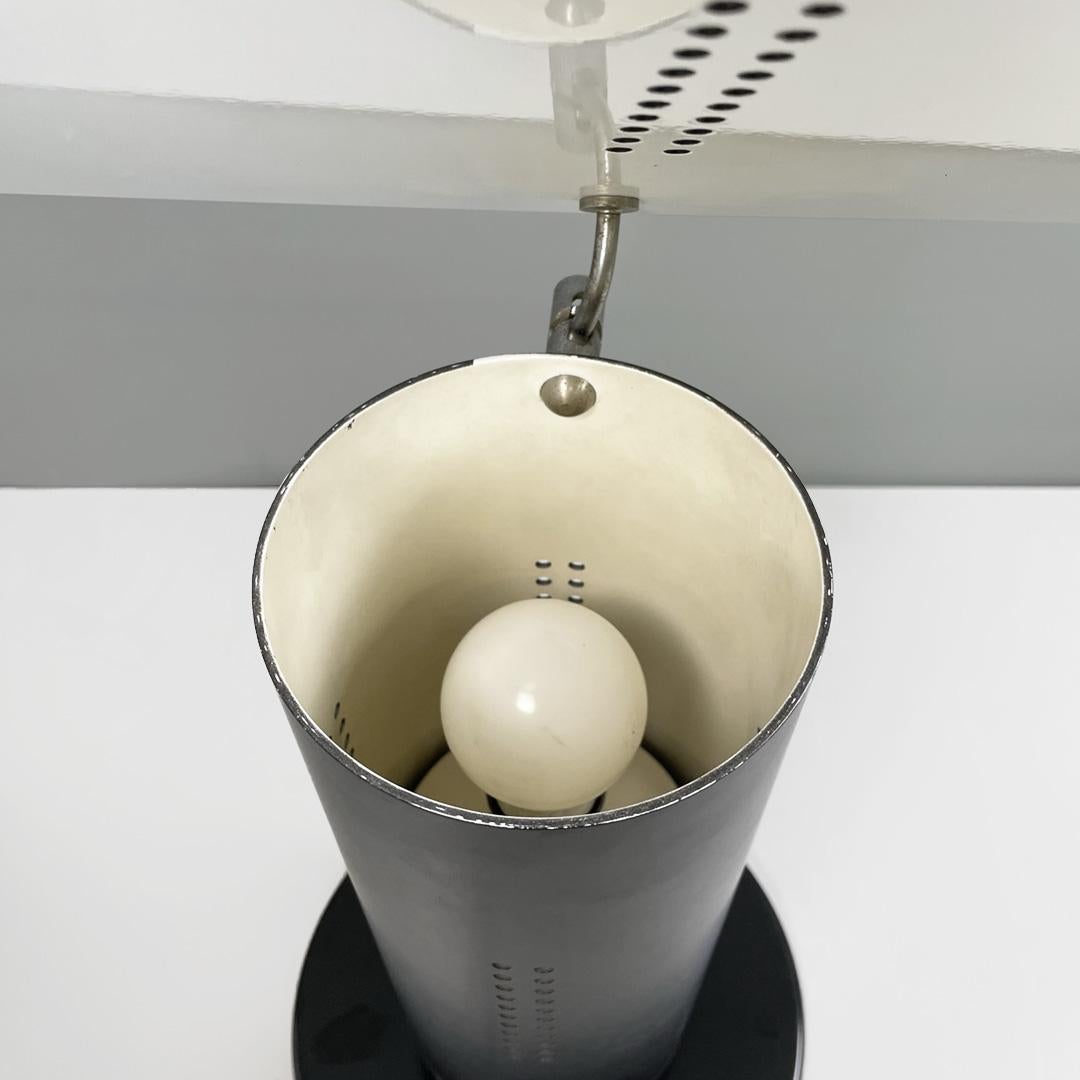 Italienische moderne Tischlampe mit rundem Sockel aus mattschwarzem und glänzend weißem Metall, 1980er Jahre im Angebot 2