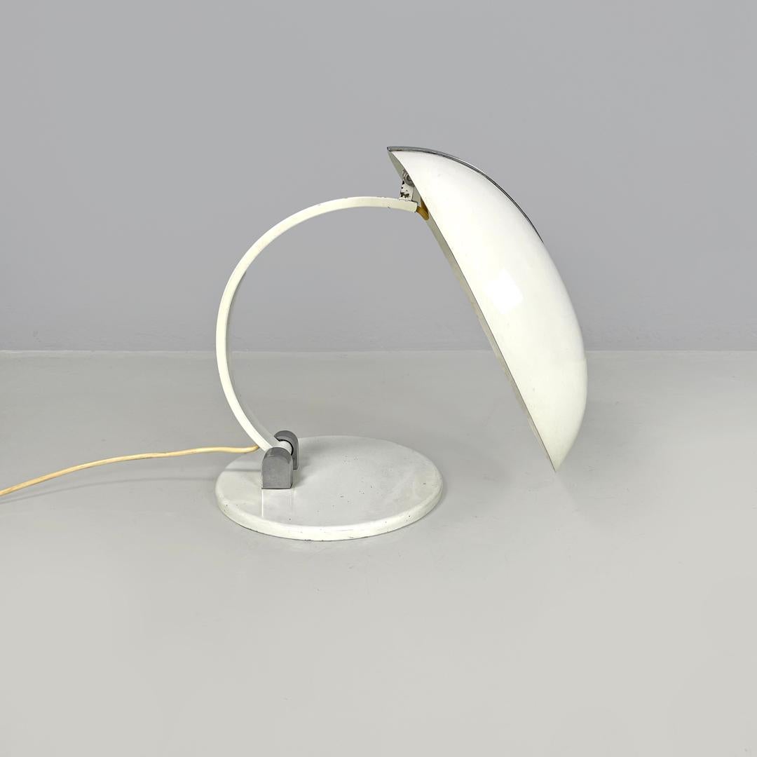Lampe de table moderne italienne à base ronde en métal blanc avec accents argentés, années 1970. en vente 3