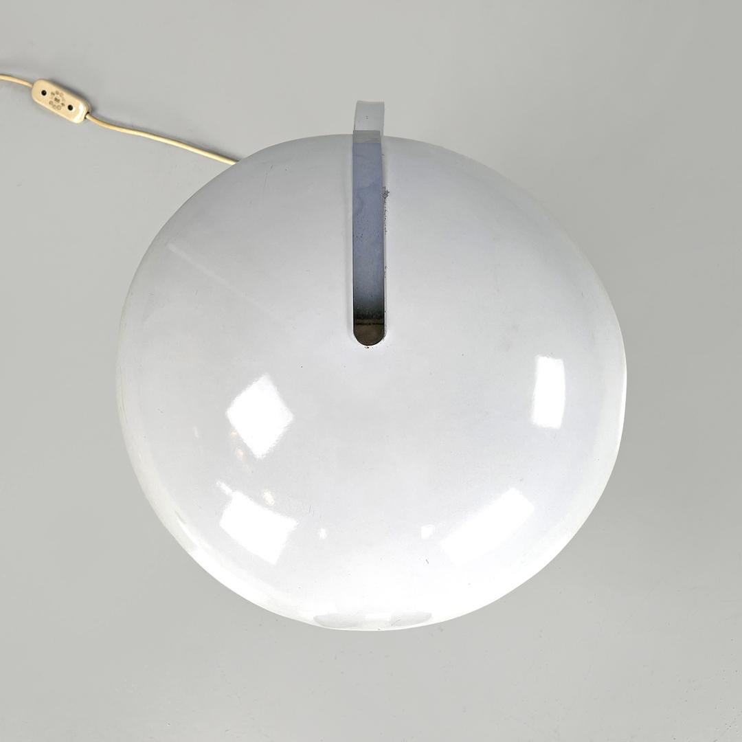 Lampe de table moderne italienne à base ronde en métal blanc avec accents argentés, années 1970. en vente 4