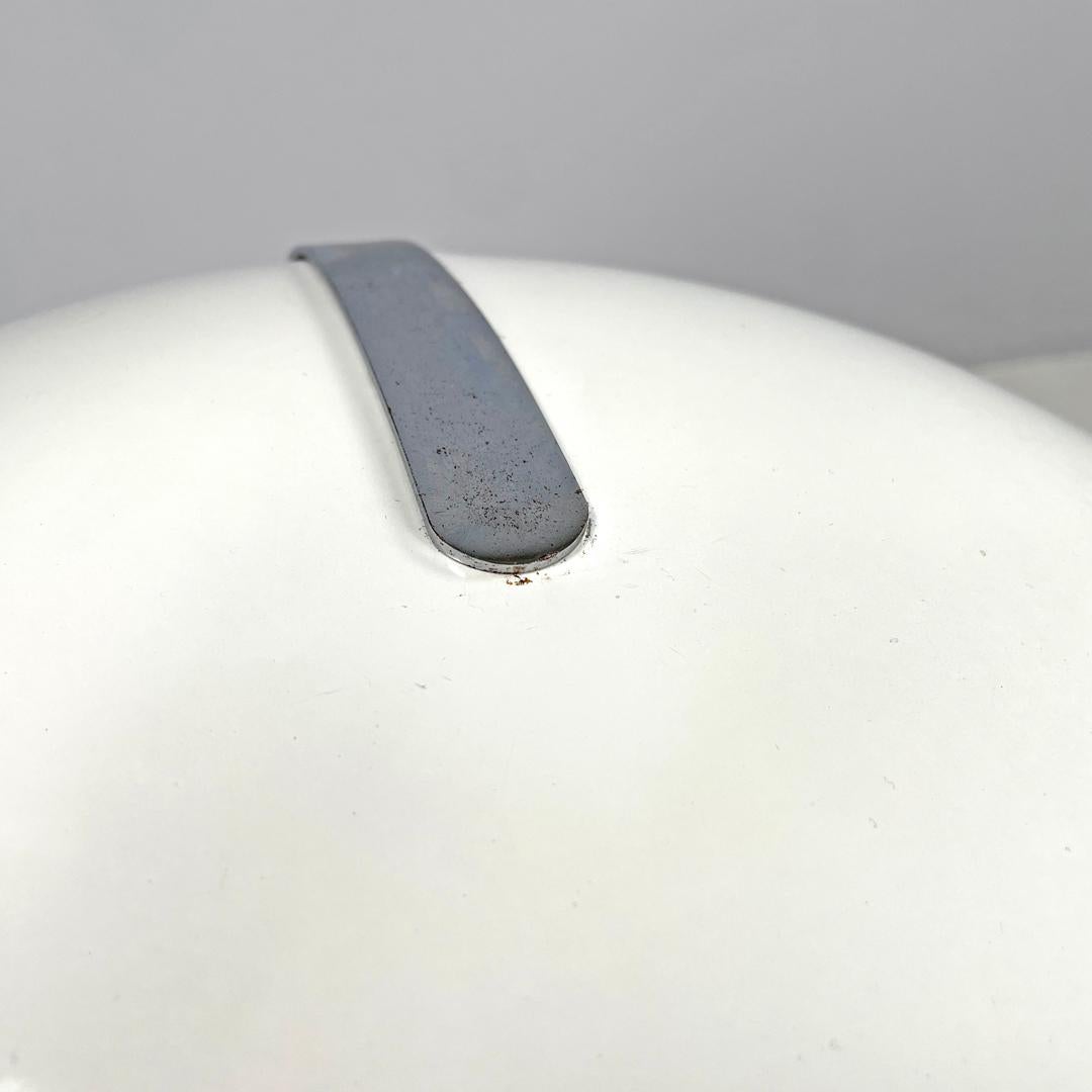Lampe de table moderne italienne à base ronde en métal blanc avec accents argentés, années 1970. en vente 5
