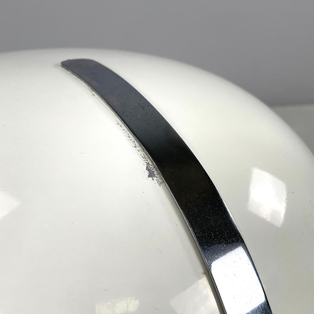 Lampe de table moderne italienne à base ronde en métal blanc avec accents argentés, années 1970. en vente 6