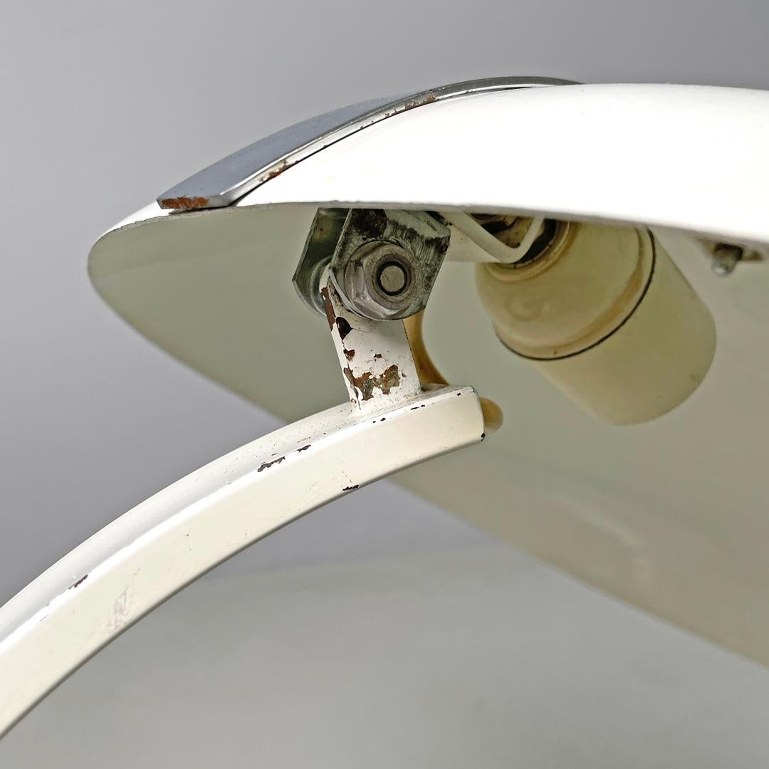 Lampe de table moderne italienne à base ronde en métal blanc avec accents argentés, années 1970. en vente 7