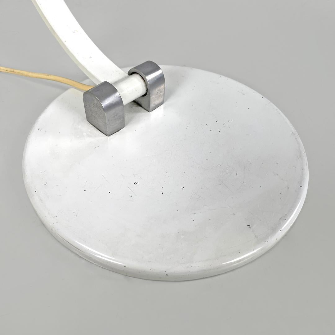 Lampe de table moderne italienne à base ronde en métal blanc avec accents argentés, années 1970. en vente 8