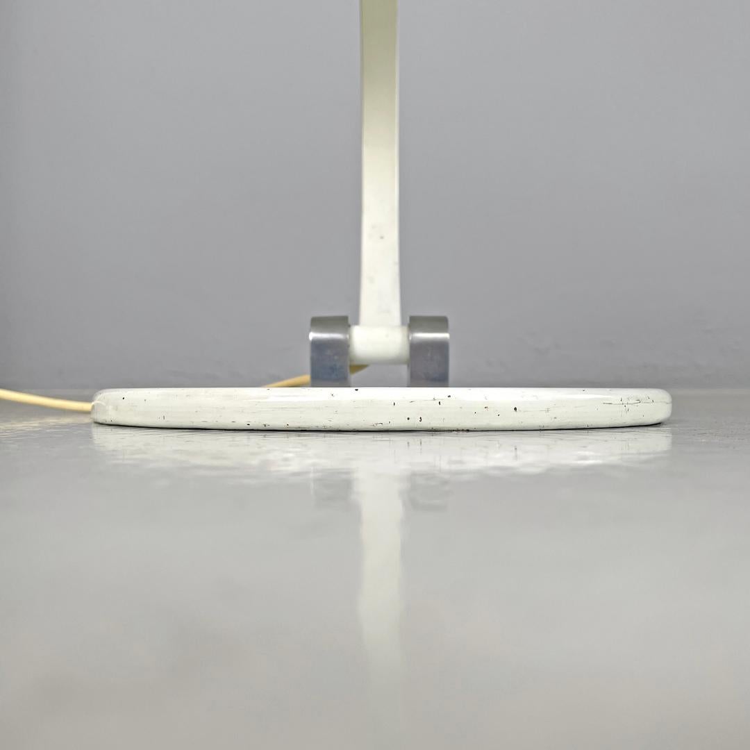 Lampe de table moderne italienne à base ronde en métal blanc avec accents argentés, années 1970. en vente 9