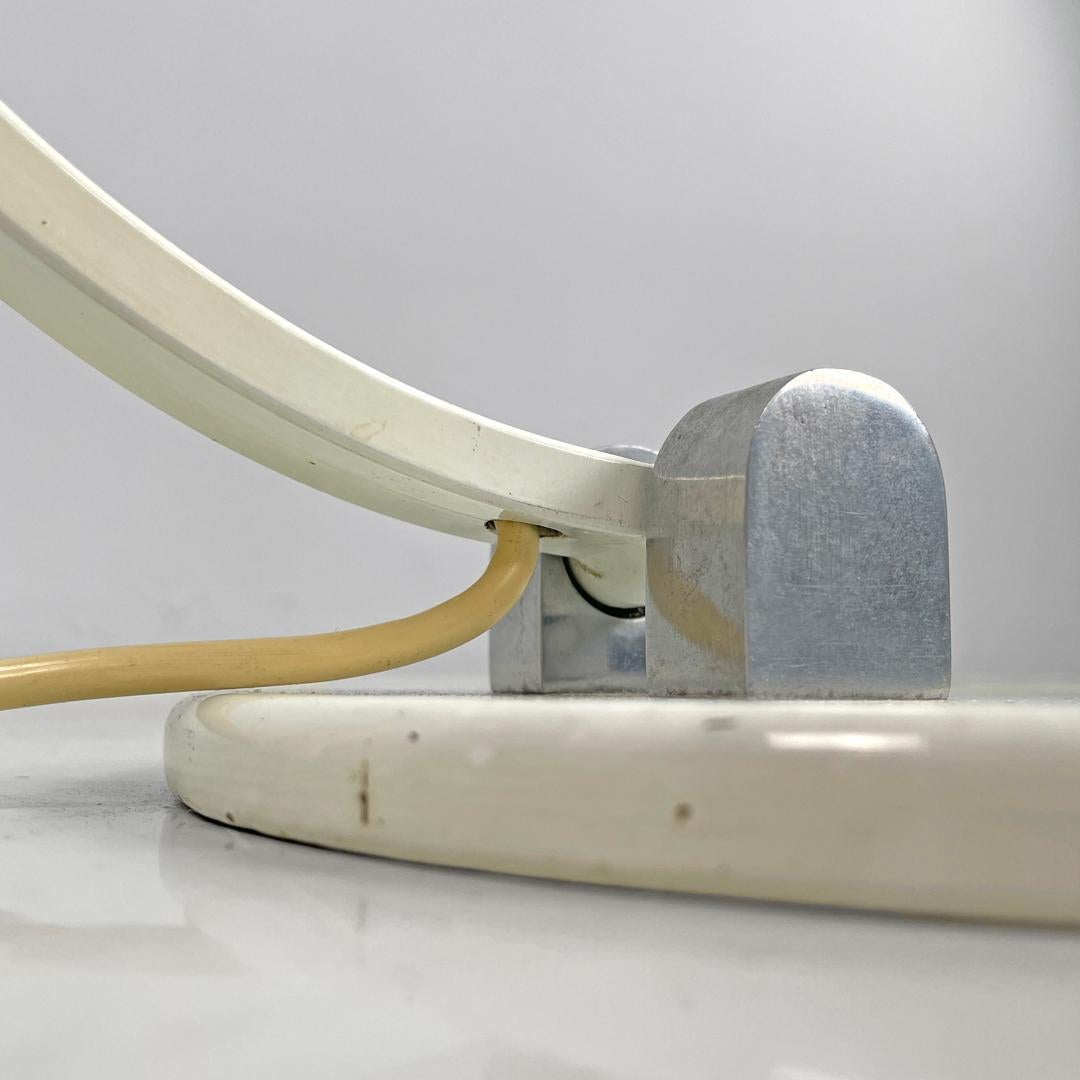 Lampe de table moderne italienne à base ronde en métal blanc avec accents argentés, années 1970. en vente 11
