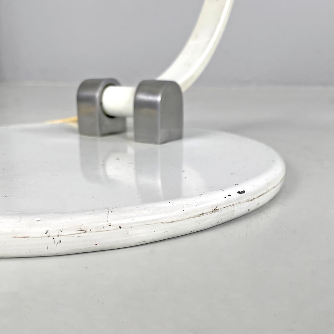 Lampe de table moderne italienne à base ronde en métal blanc avec accents argentés, années 1970. en vente 12