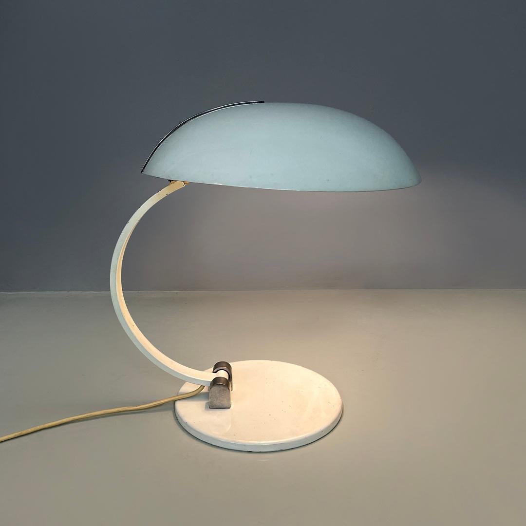 Lampe de table moderne italienne à base ronde en métal blanc avec accents argentés, années 1970.
Lampe de table blanche avec base ronde en métal peint en blanc. Il est doté d'un abat-jour en forme de dôme, réglable en hauteur et latéralement, et
