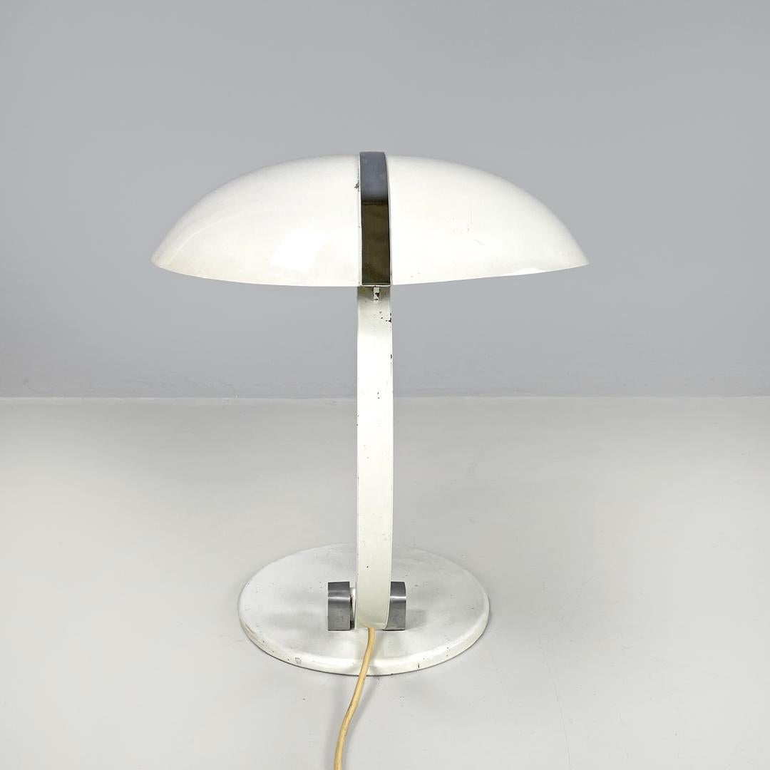 Moderne Lampe de table moderne italienne à base ronde en métal blanc avec accents argentés, années 1970. en vente