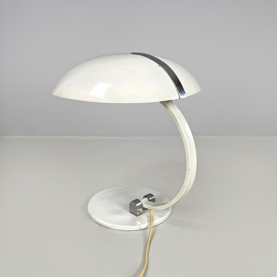 Européen Lampe de table moderne italienne à base ronde en métal blanc avec accents argentés, années 1970. en vente