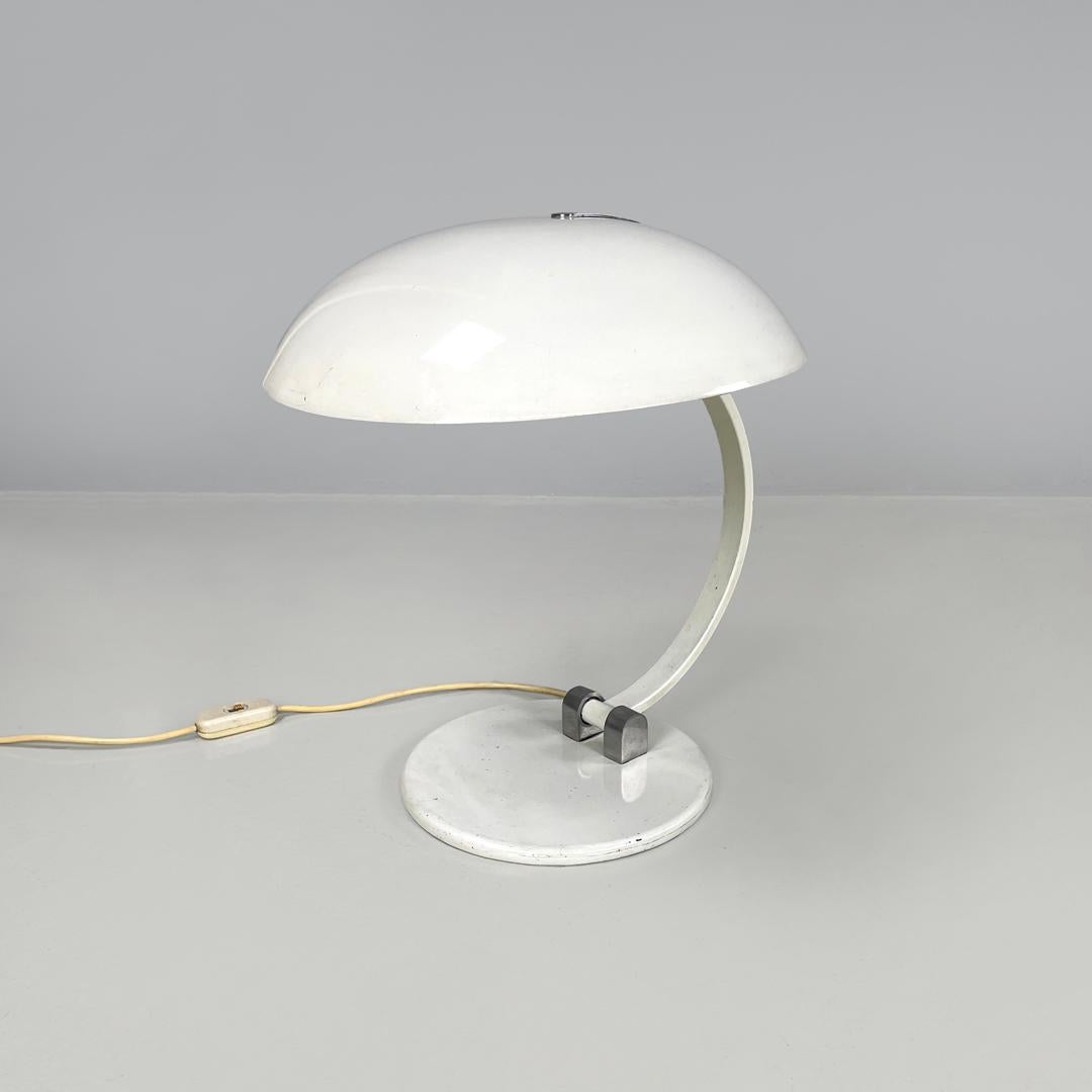 Lampe de table moderne italienne à base ronde en métal blanc avec accents argentés, années 1970. État moyen - En vente à MIlano, IT