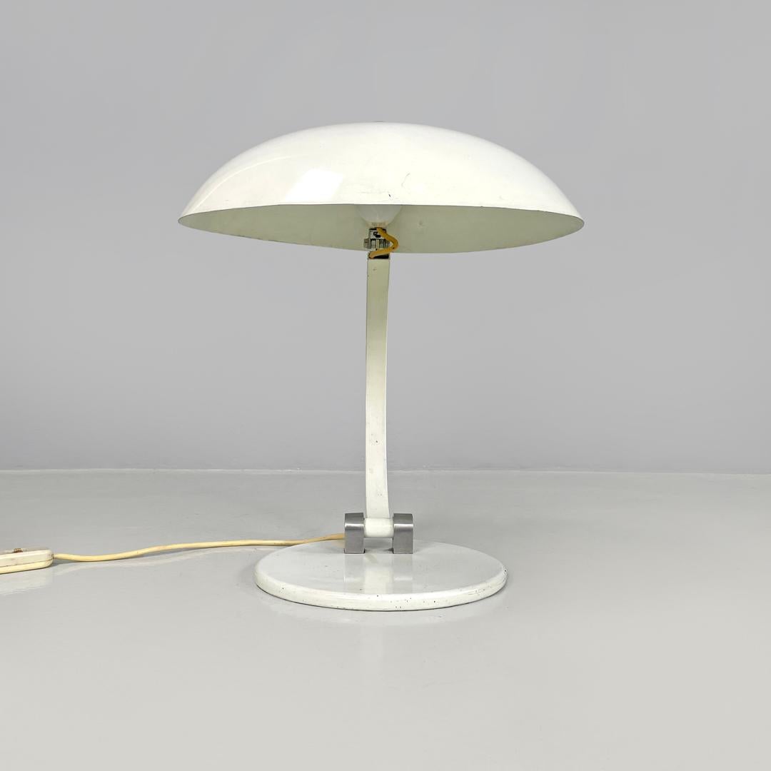 Fin du 20e siècle Lampe de table moderne italienne à base ronde en métal blanc avec accents argentés, années 1970. en vente