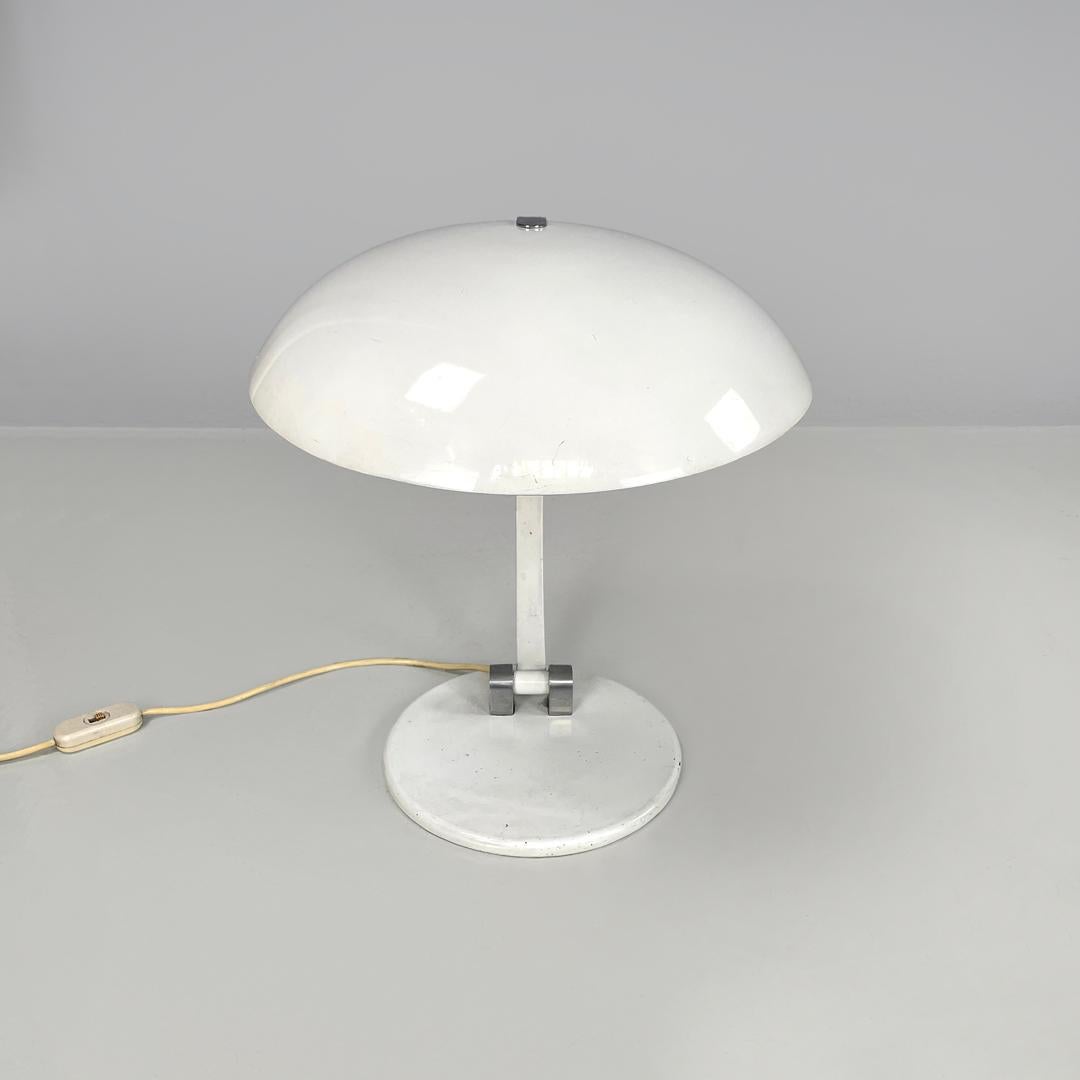 Métal Lampe de table moderne italienne à base ronde en métal blanc avec accents argentés, années 1970. en vente