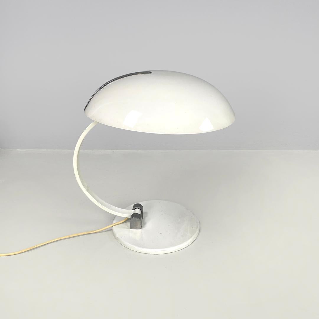 Lampe de table moderne italienne à base ronde en métal blanc avec accents argentés, années 1970. en vente 1