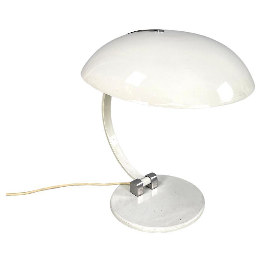 Lampada da tavolo italiana moderna a base rotonda in metallo bianco con accenti argentati, anni '70