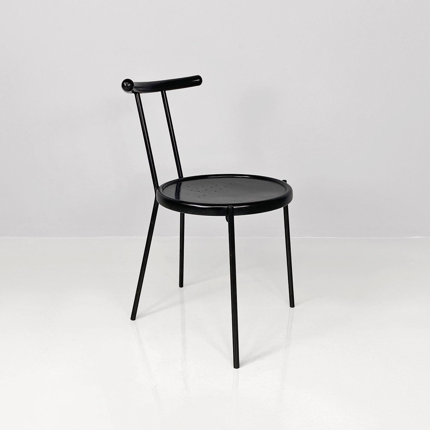 Italienischer moderner runder Stuhl aus schwarzem Holz und Metallstange, 1980er Jahre
Stuhl mit rundem, perforiertem Sitz aus schwarz lackiertem Holz. Gebogene Rückenlehne aus schwarz lackiertem Holz. Die Struktur und die Beine sind aus schwarz