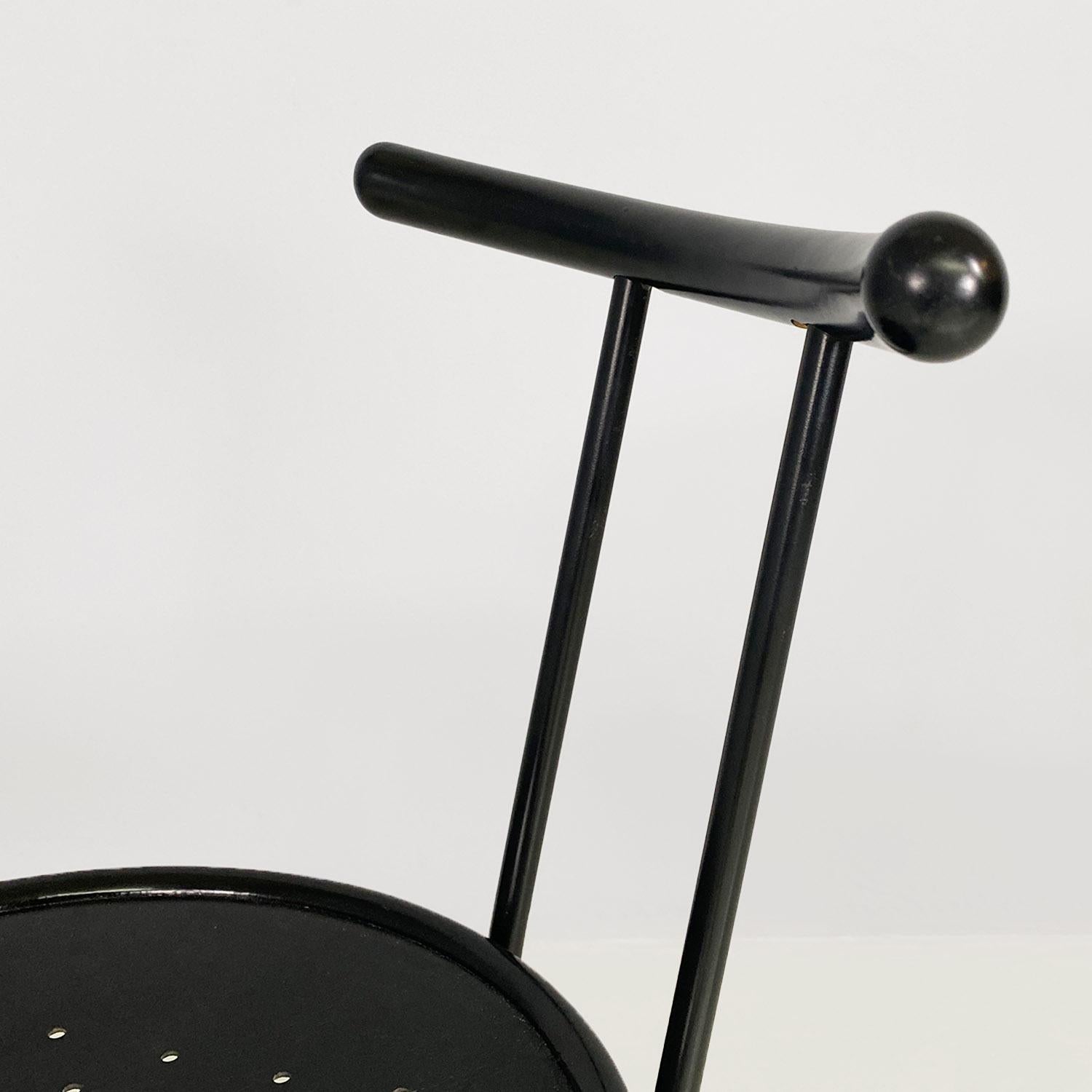 Italienischer moderner runder Stuhl aus schwarzem Holz und Metall, 1980er Jahre im Angebot 3