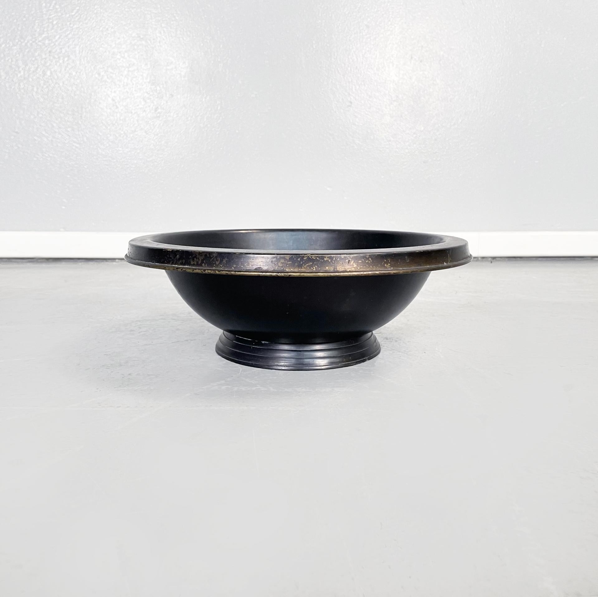 Italienische Moderne Runder Schalenaufsatz aus schwarz lackiertem Metall, 1990er Jahre
Runde Vintage-Schale aus schwarz lackiertem Metall. Der zentrale Teil besteht aus einer Halbkugel mit vorstehendem Profil, die auf einem runden Sockel ruht.