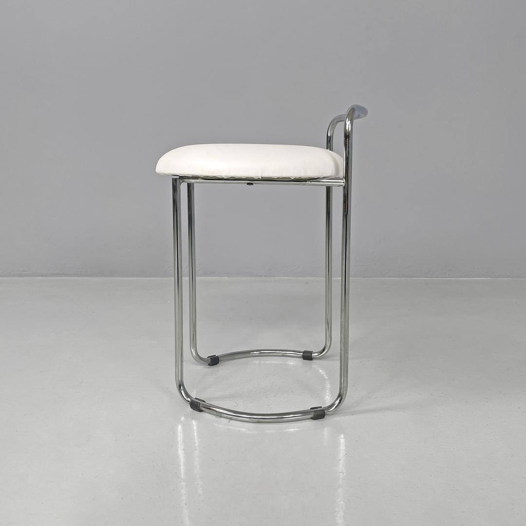 Italian modern round chromed metal stool and white faux leather, 1980s In Good Condition For Sale In MIlano, IT