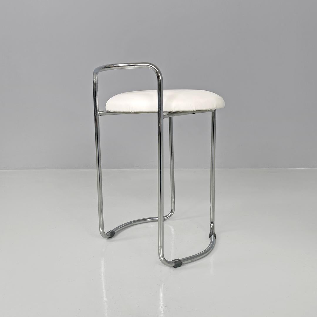 Late 20th Century Italian modern round chromed metal stool and white faux leather, 1980s For Sale