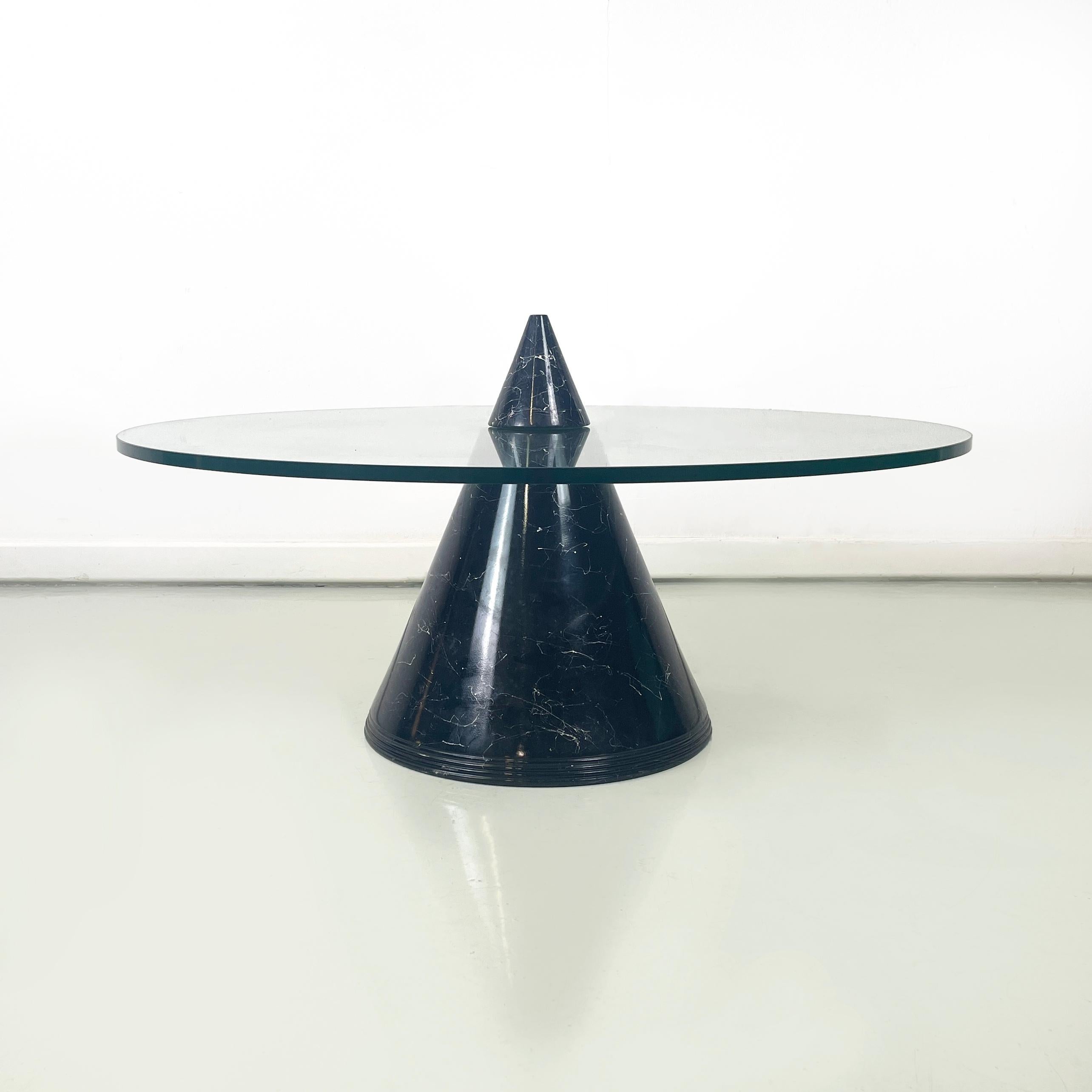 Table basse ronde moderne italienne en verre avec base conique en marbre noir, années 1980
Table basse avec plateau en verre épais et rond. La structure conique, divisée en deux par le sommet, est recouverte de marbre noir.
1980 environ.
Condition
