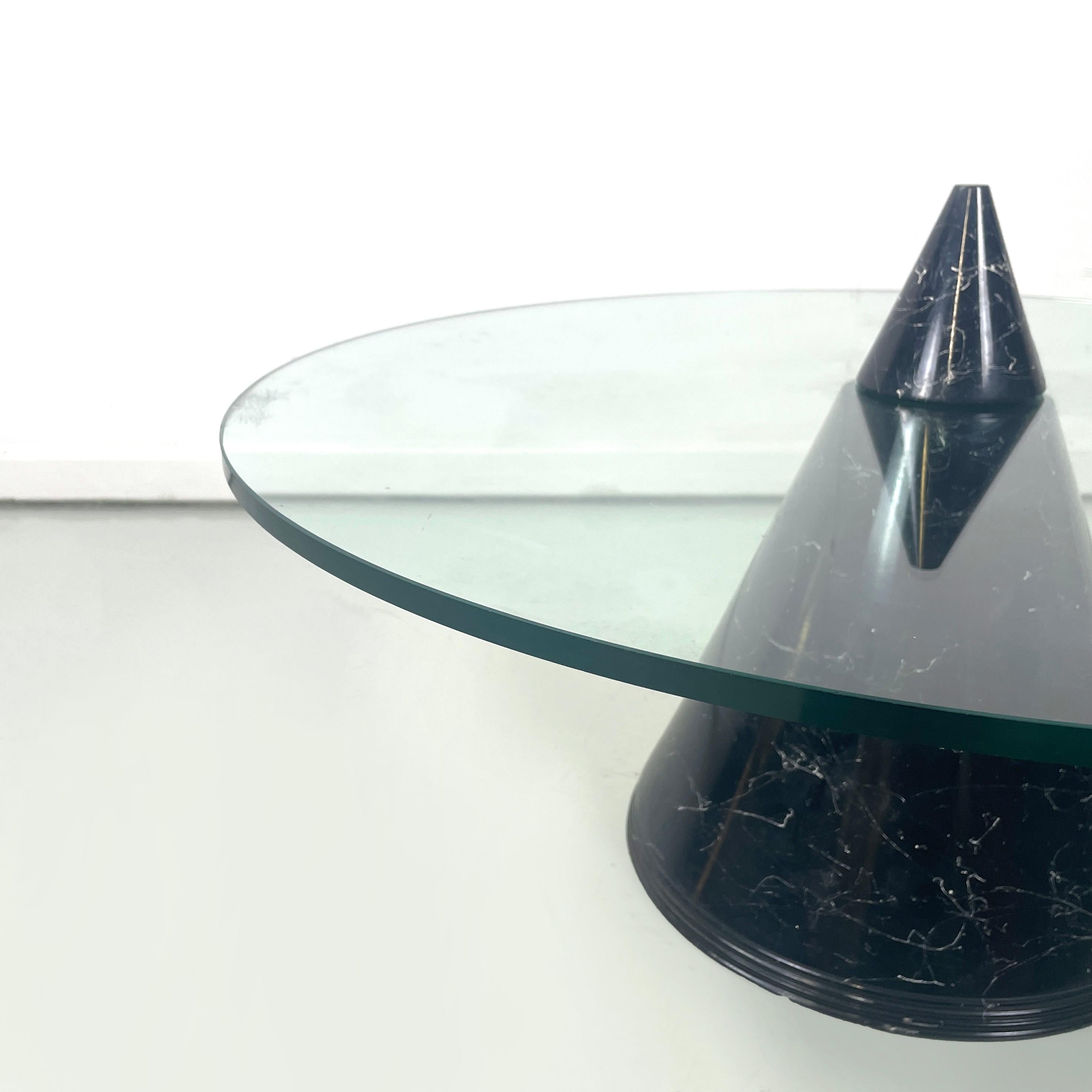 Italian modern Round coffe table in glass with black marble conical base, 1980s In Good Condition For Sale In MIlano, IT