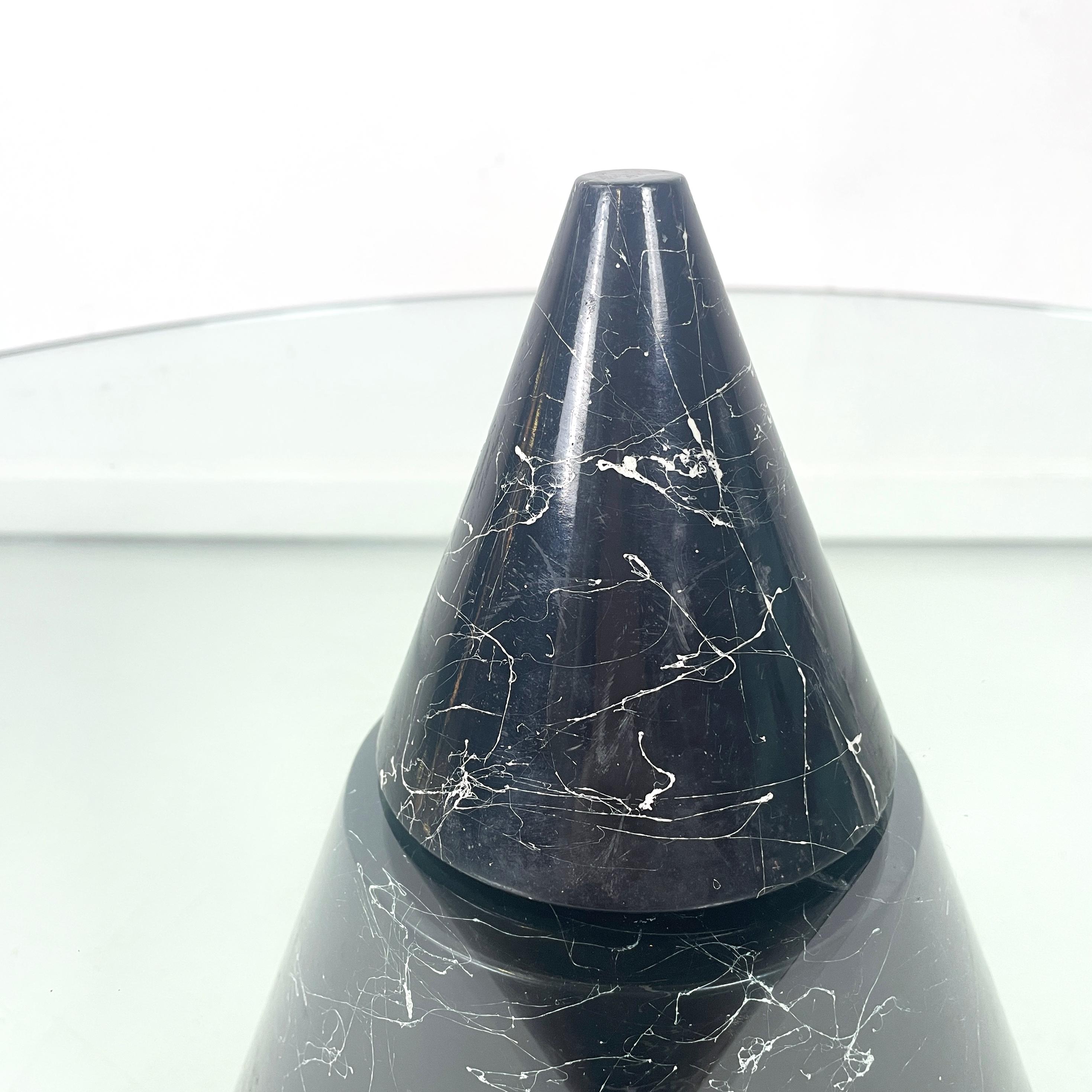 Mesa de centro italiana moderna redonda de cristal con base cónica de mármol negro, años 80 en Bueno estado para la venta en MIlano, IT