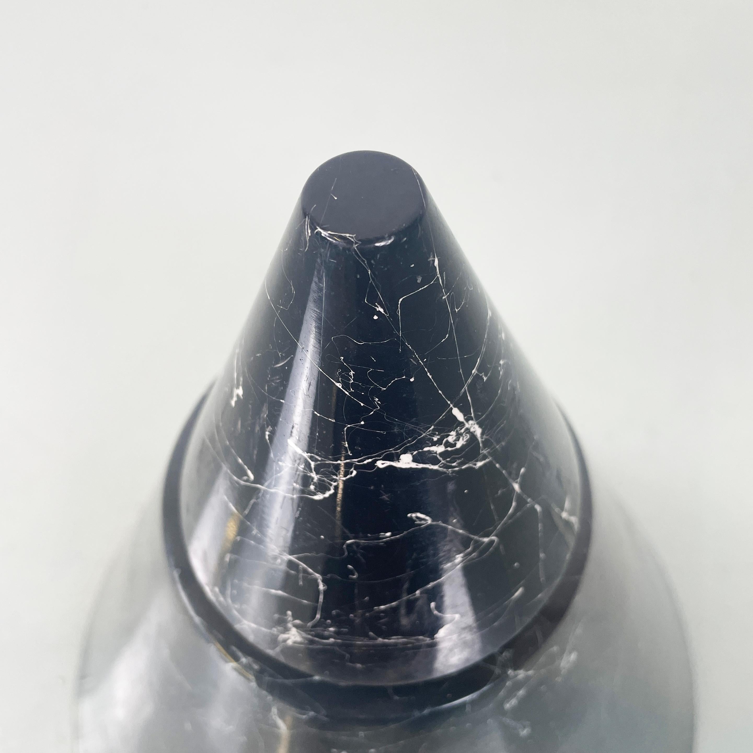Verre Table basse ronde moderne italienne en verre avec base conique en marbre noir, années 1980 en vente