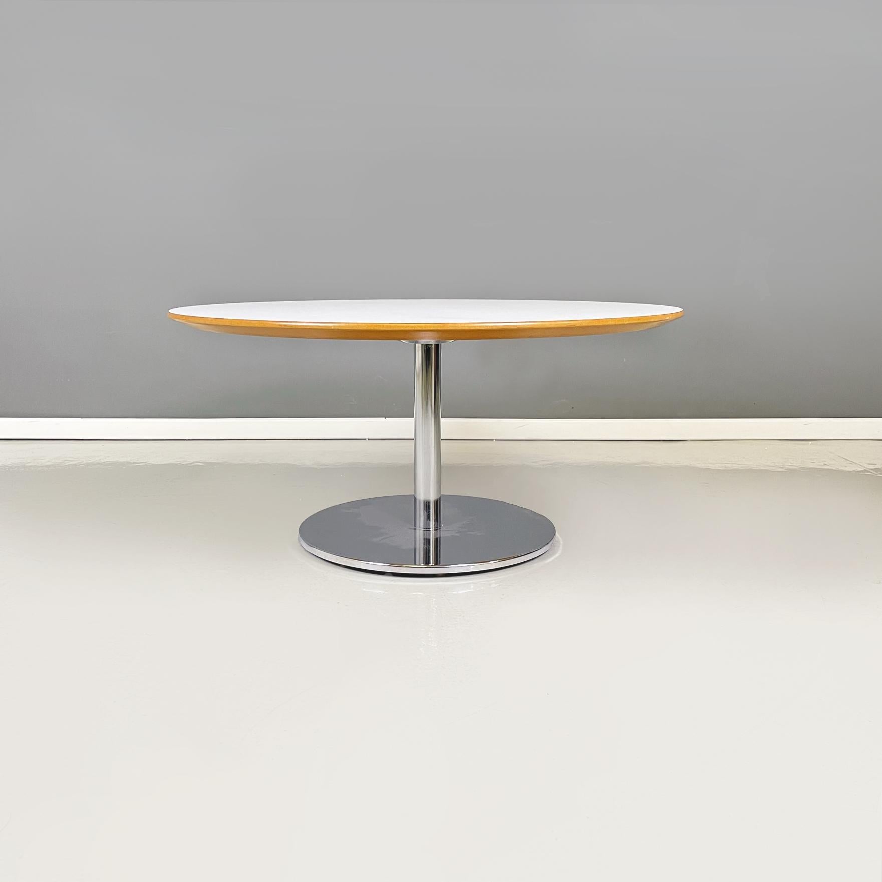 Italian modern Round coffe table in white wood and metal, 1980s
Round coffee table with light wood and white mdf wood top. The round section structure is in metal. Round metal base.
1980s 
Very good condition, this coffe table has a small flaw