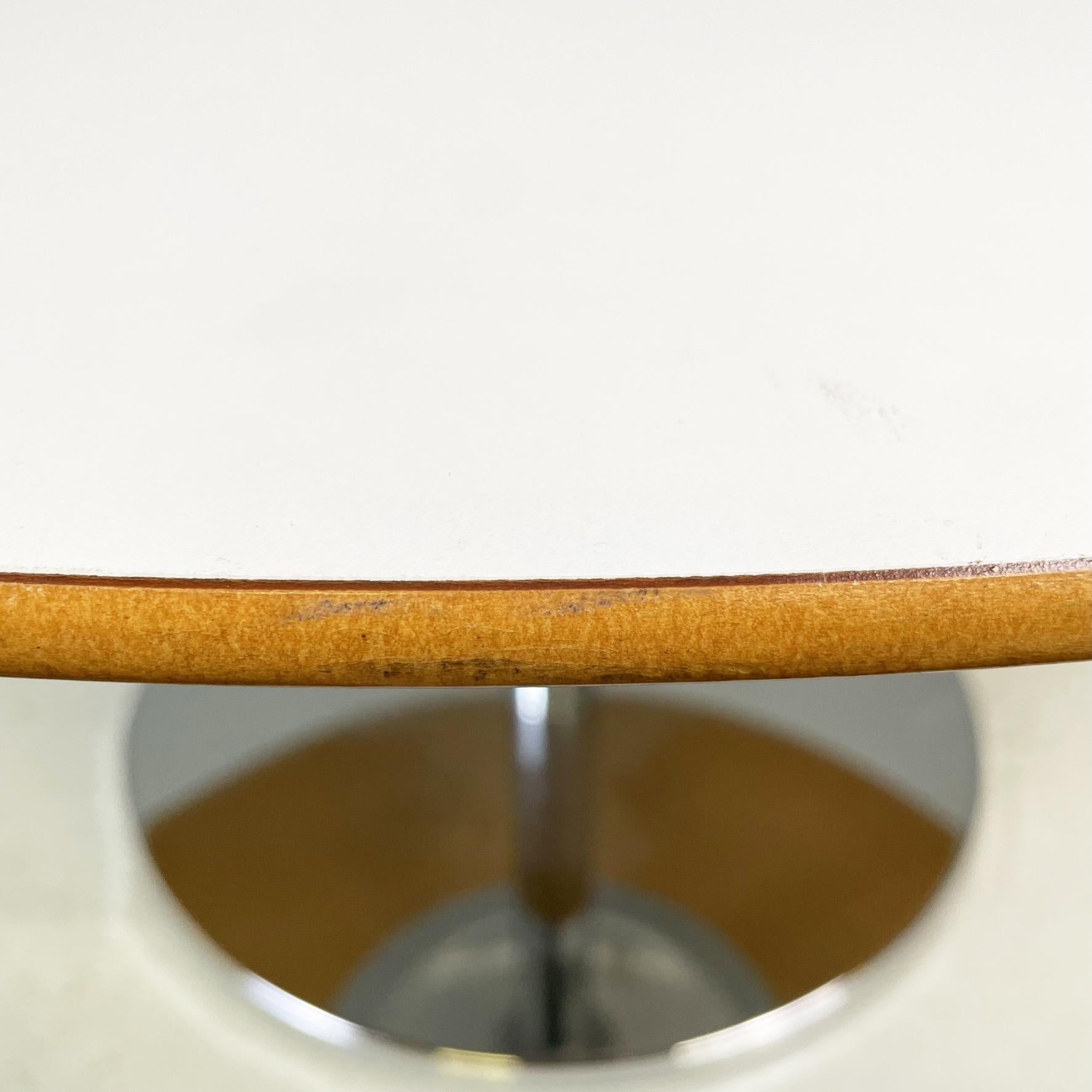 Mesa de centro redonda moderna italiana de madera blanca y metal, años 80 en venta 1