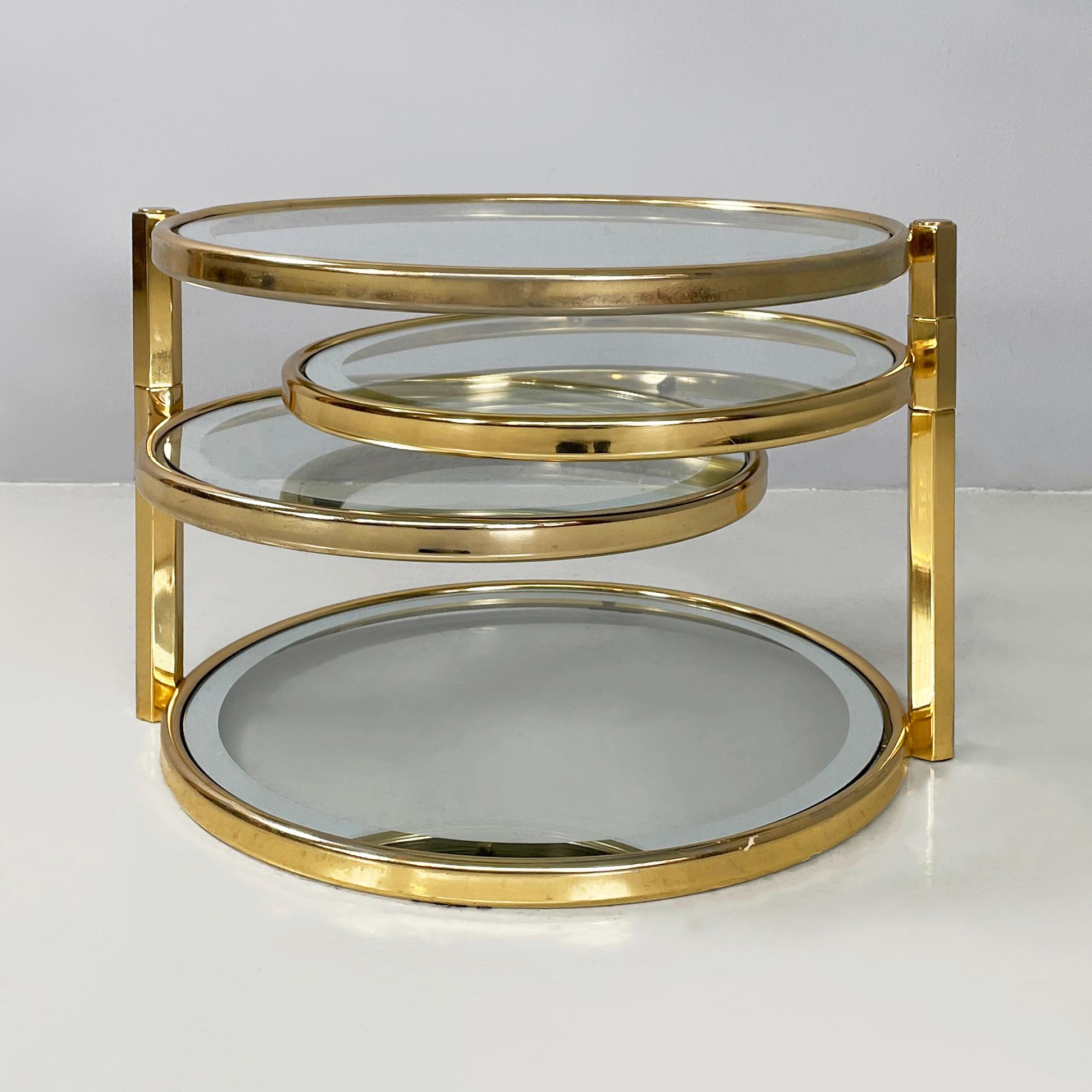 Italian modern round coffee table in brass with 4 adjustable glass tops, 1970s
Coffee table with four round glass tops and mirrored profiles. The two central tops are movable thanks to the pins on the brass structure.
1970s
Good condition, light