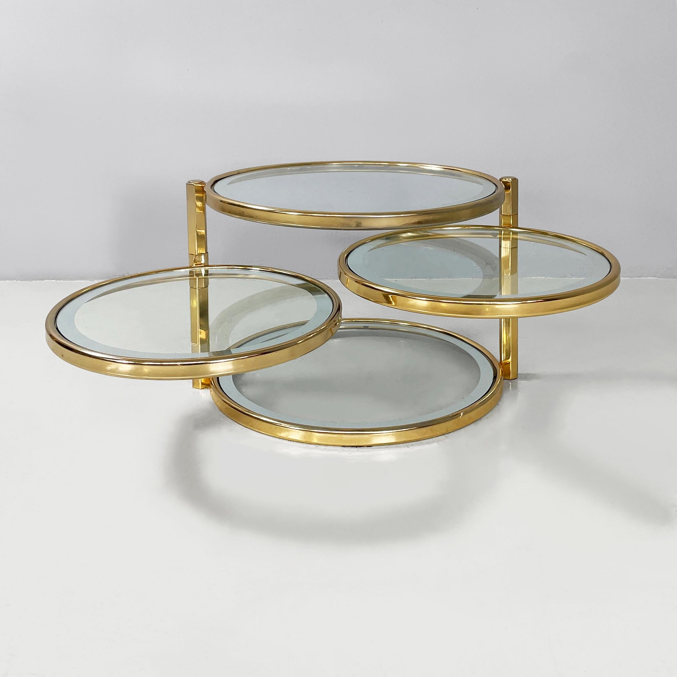 Italian modern round coffee table in brass with 4 adjustable glass tops, 1970s In condizioni buone in vendita a MIlano, IT