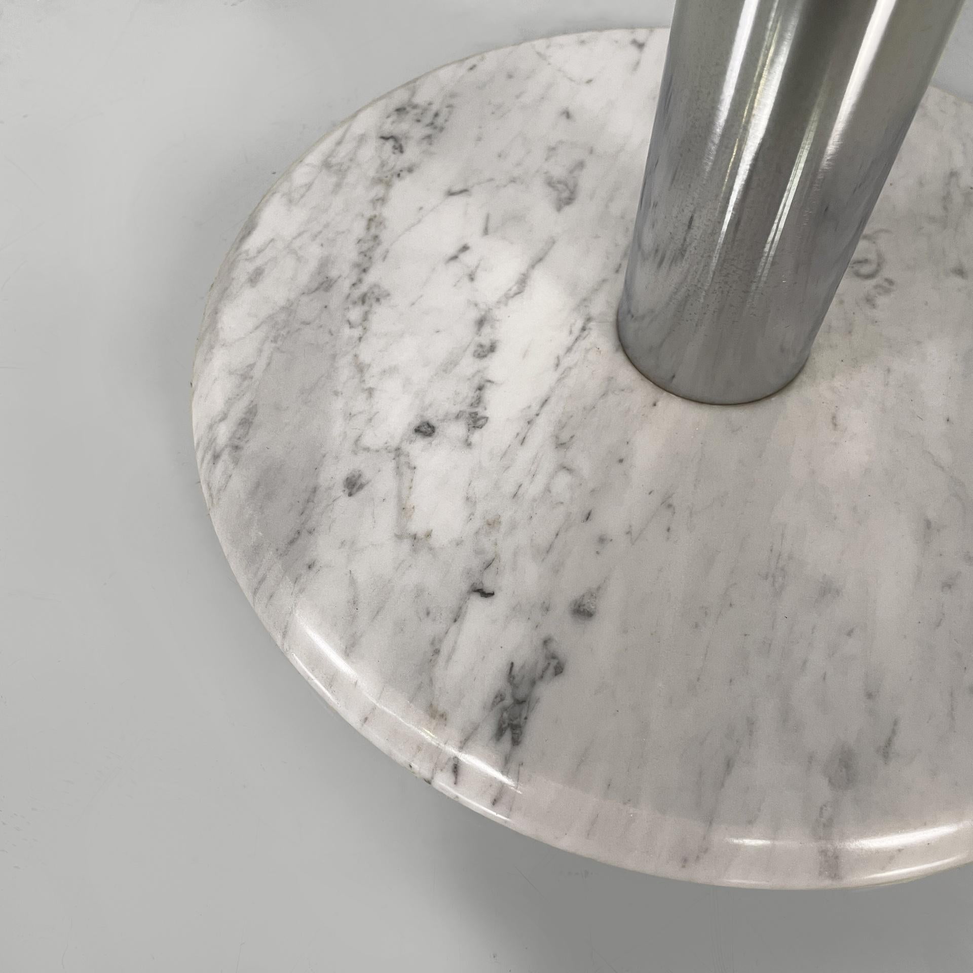 Mesa de centro redonda moderna italiana de cristal, acero y mármol, años 80 en venta 4