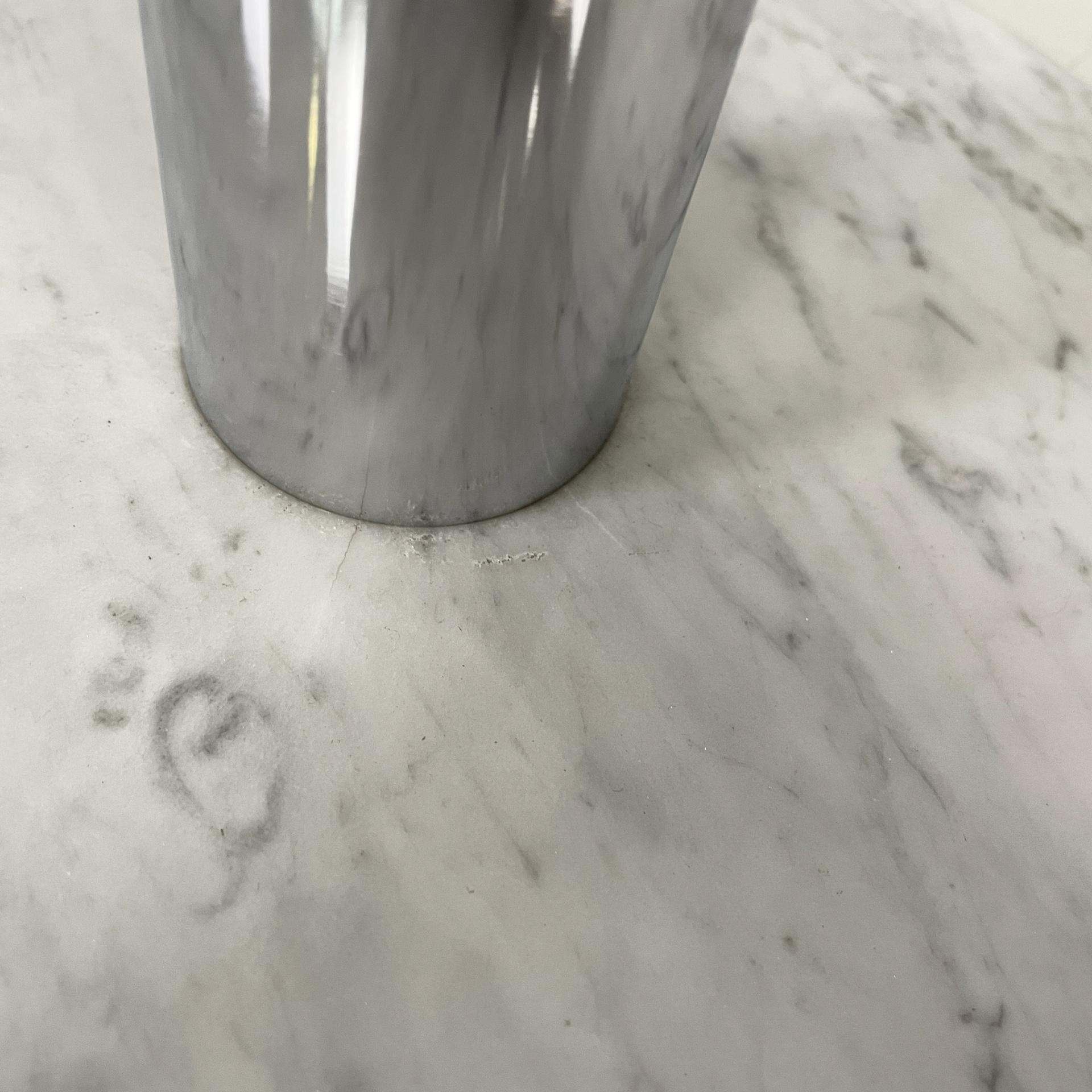 Mesa de centro redonda moderna italiana de cristal, acero y mármol, años 80 en venta 6