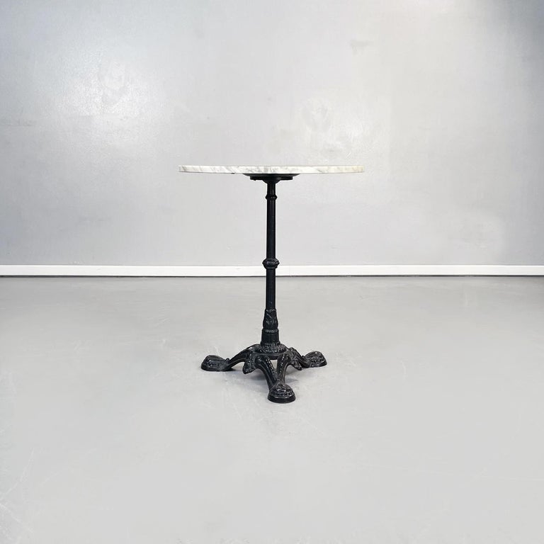 Italian modern Round coffee table in white carrara Italy marble and black metal fusion, 1990s
Beautiful and Elegant coffee table with round top in light grey and white carrara Italy marble. 
The black painted metal structure is composed of a central