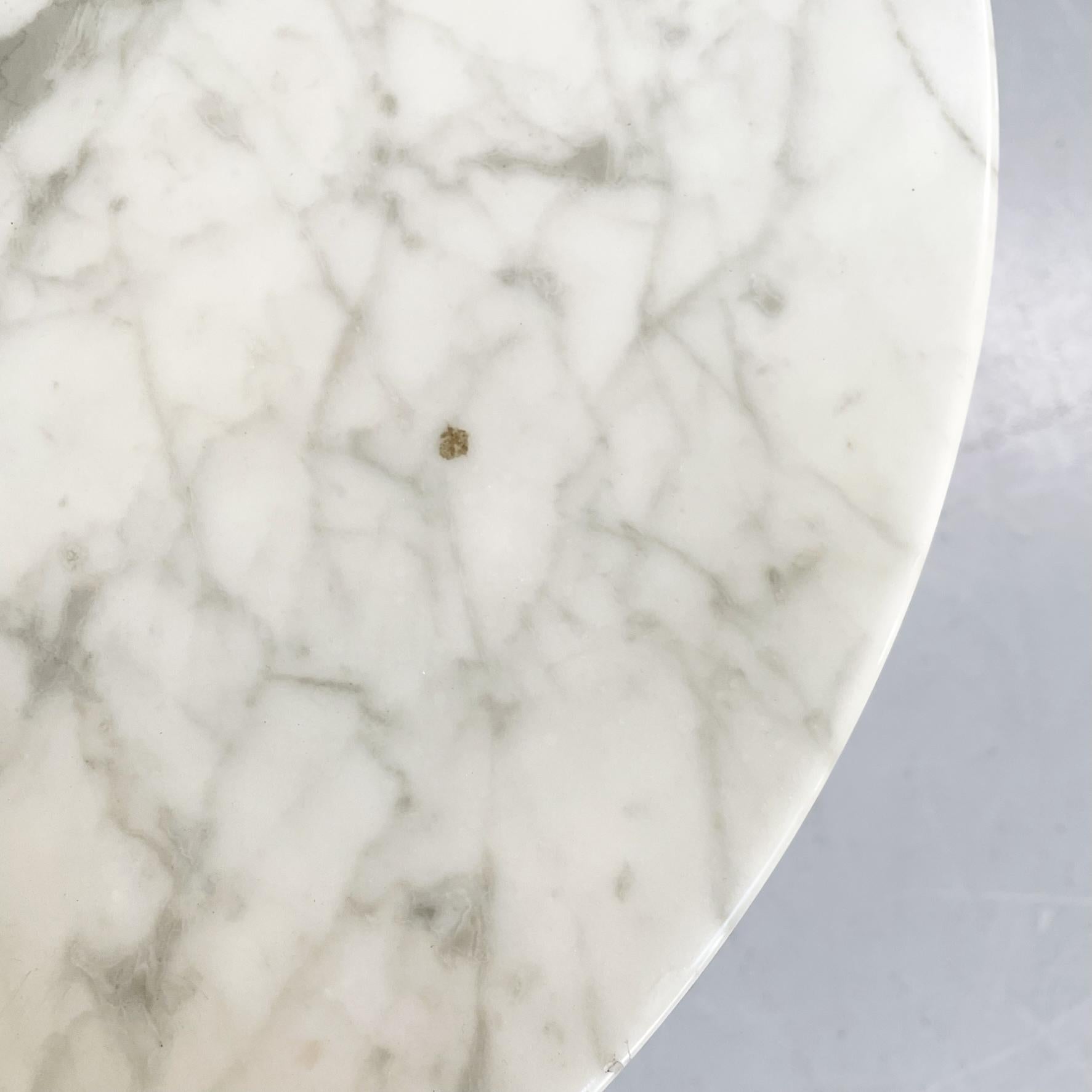 Late 20th Century Italian Modern Round Coffee Table in Light Marble and Black Metal, 1990s