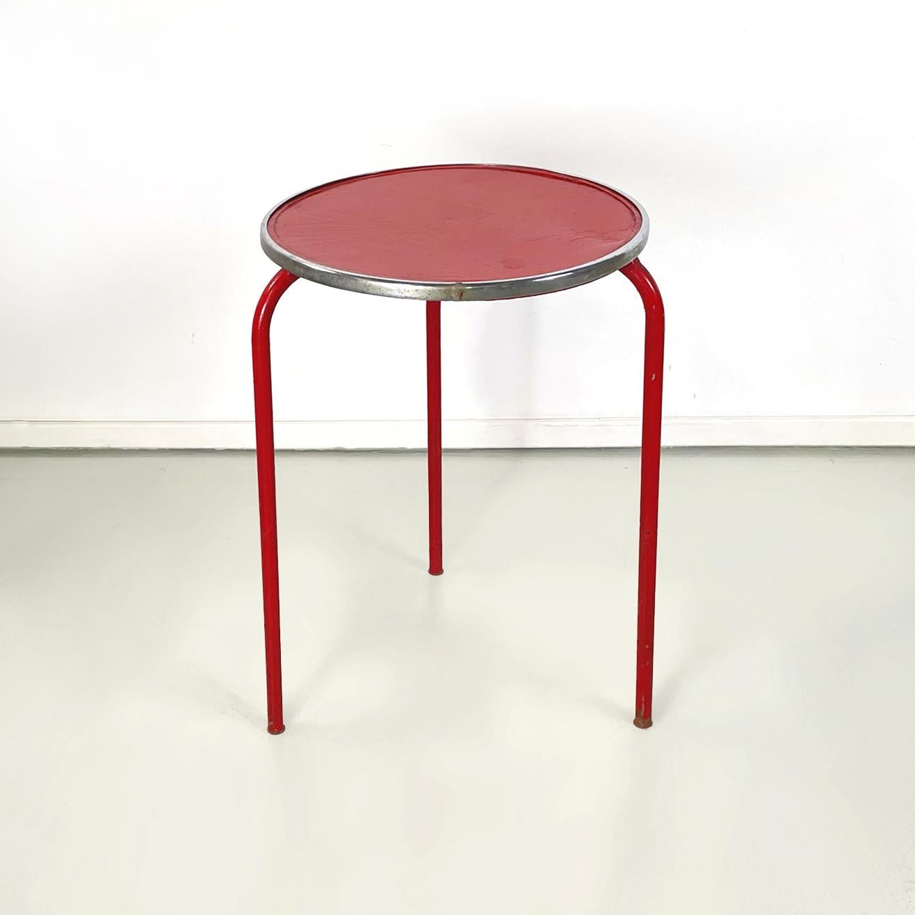 Italian modern round coffee table in red metal, 1980s
Coffee table with round red painted metal top and curved metal profile. The 3 legs are in red painted metal rod. The coffee table is suitable for outdoor use in the garden or on the