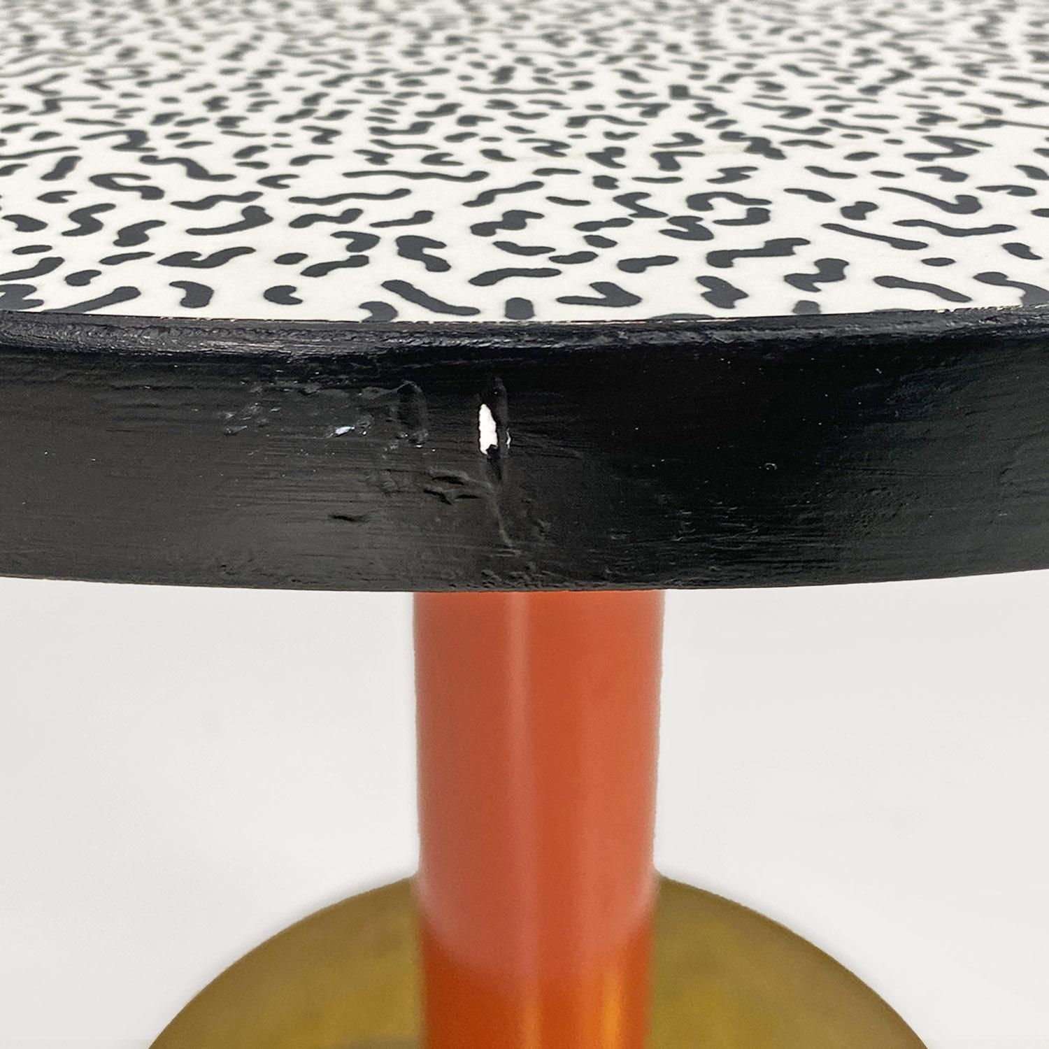 Metal Italian modern round coffee table with decorative bacterio pattern top, 1980s For Sale