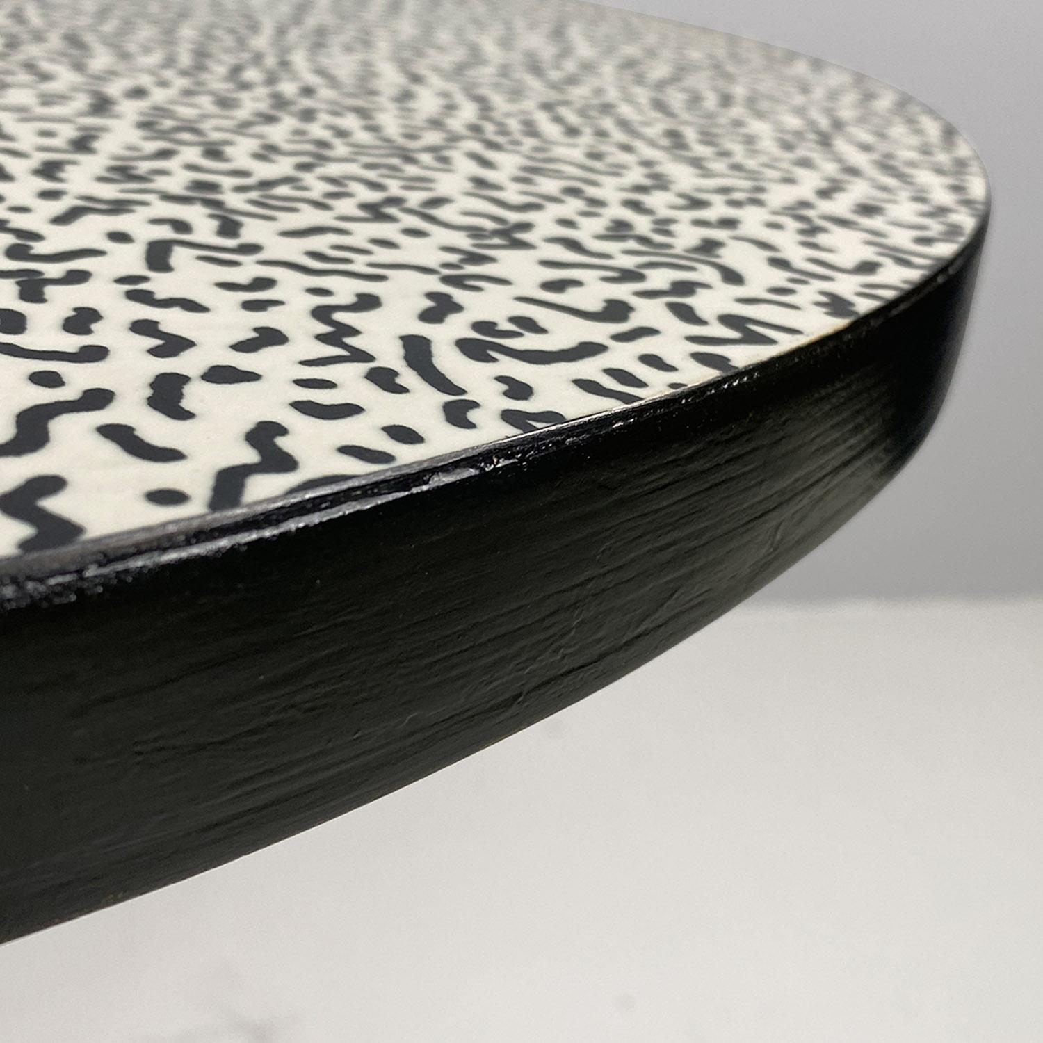 Italian modern round coffee table with decorative bacterio pattern top, 1980s For Sale 1