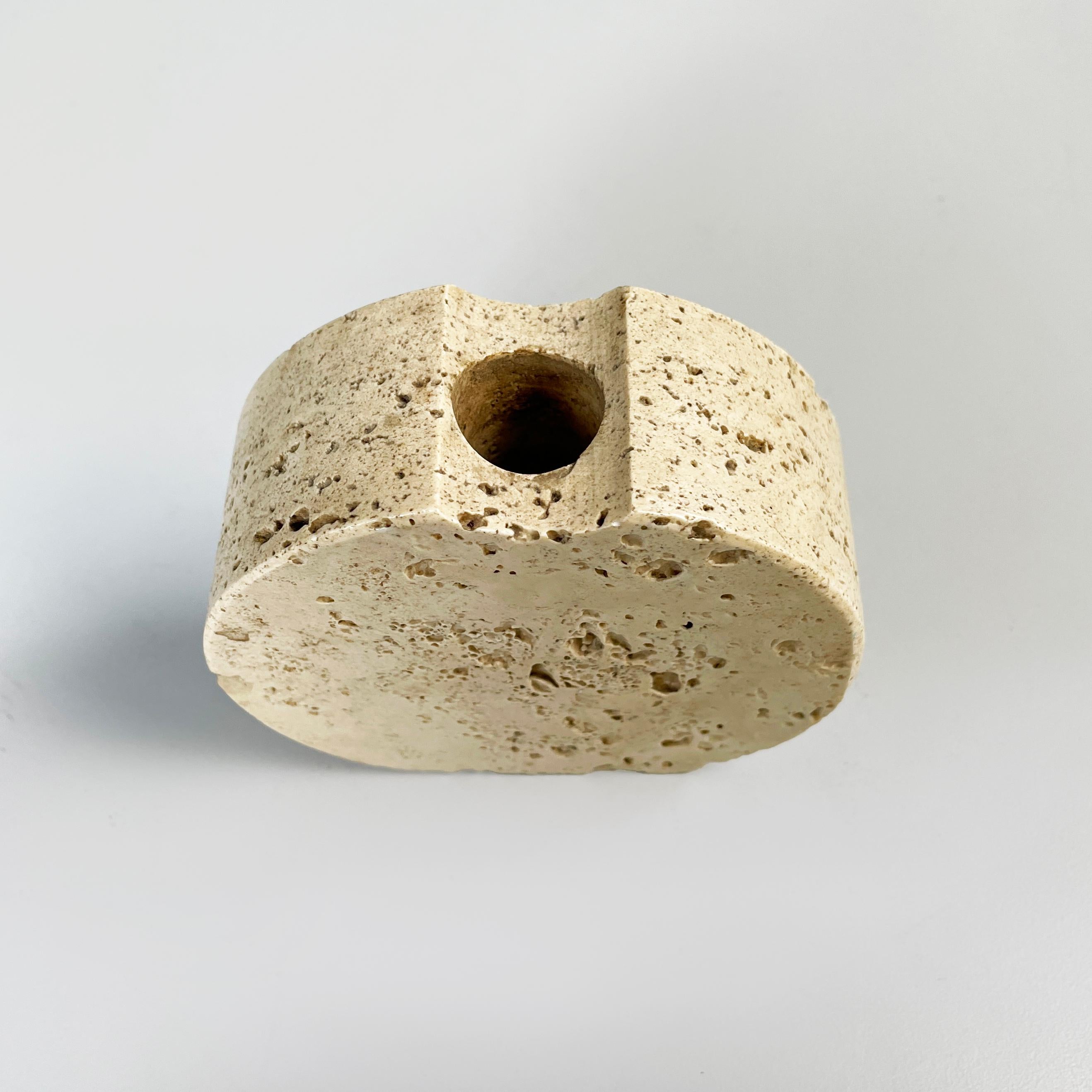 Italian modern round decorative vase or holder in travertine, 1970s In Good Condition For Sale In MIlano, IT