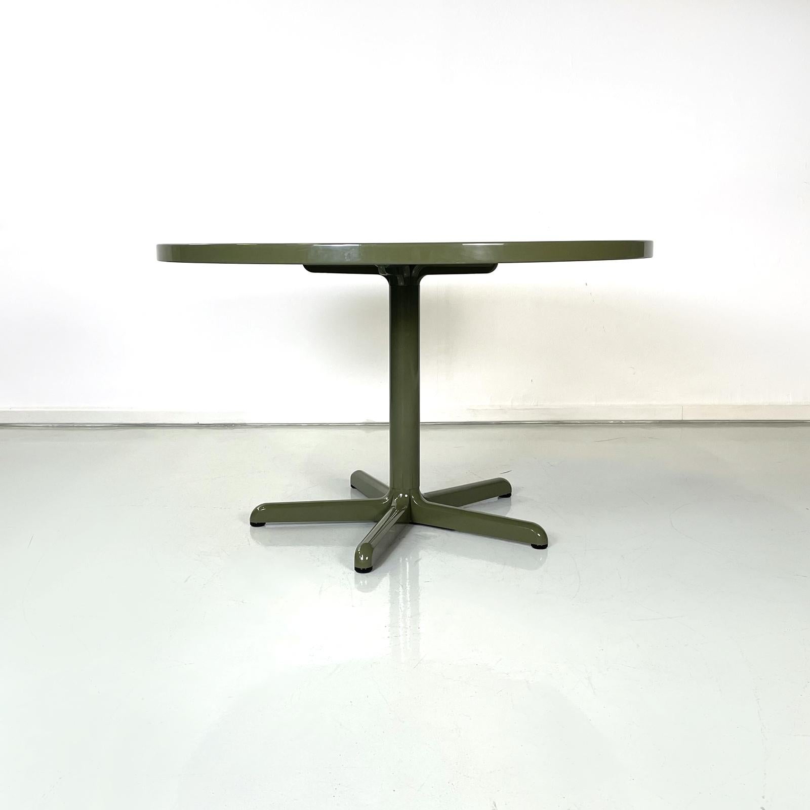 Italian modern Round dining table in green lacquered wood by Anonima Castelli, 1981
Fantastic round dining table in green lacquered wood. The round top is thick. The central cylindrical structure ends with the 5-star base.
It is produced by