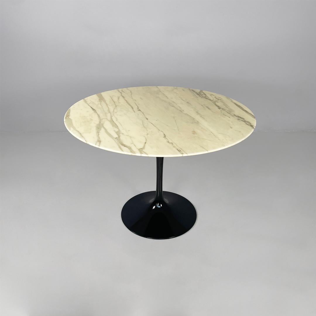 Italian modern round dining table Tulip by Eero Saarinen for Knoll, 2000s
Dining table mod. Tulip with round top in gold Calacatta marble. The leg of the table is made of black painted metal.
Produced by Knoll in 2000s and designed by Eero Saarinen