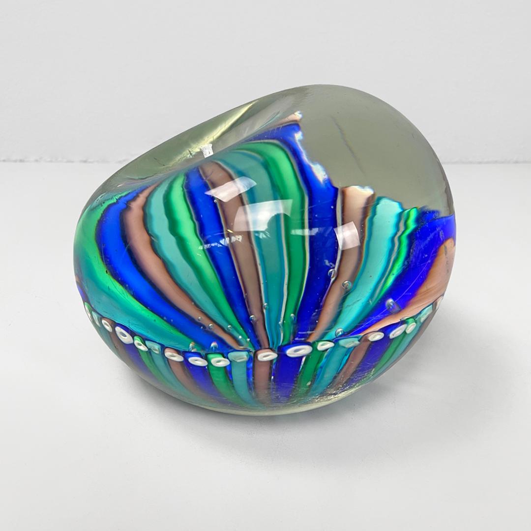Italienischer moderner runder Türstopper aus mehrfarbigem Murano-Glas, 1980er Jahre
Runder Türstopper aus Murano-Glas. Das Glas ist aus mehrfarbigen Stäben gefertigt.
In der Mitte befindet sich eine flache Schale. Er kann auch als Briefbeschwerer