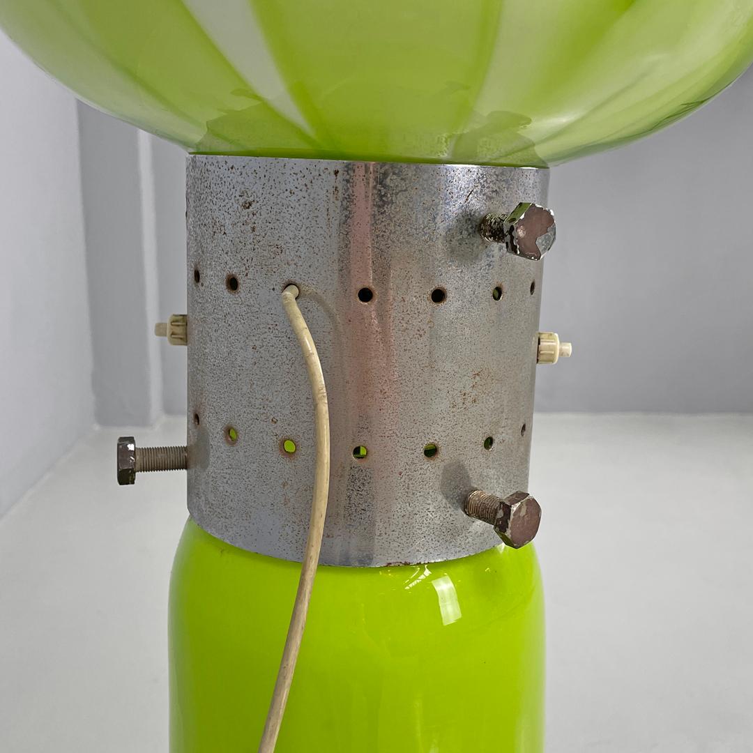 Italian modern round floor lamp in green and white Murano glass, 1970s For Sale 7