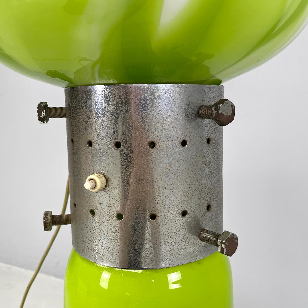 Italian modern round floor lamp in green and white Murano glass, 1970s For Sale 8