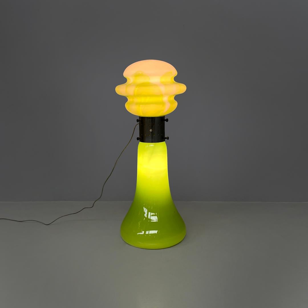 Italian modern round floor lamp in green and white Murano glass, 1970s
Round floor lamp with double green and white Murano glass diffuser. The upper part diffuser is rounded with wavy lines, the glass has an abstract effect where the two colors