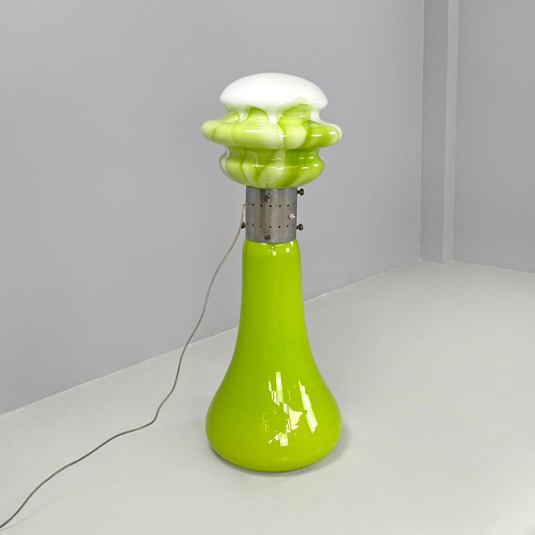 Italian modern round floor lamp in green and white Murano glass, 1970s In Fair Condition For Sale In MIlano, IT