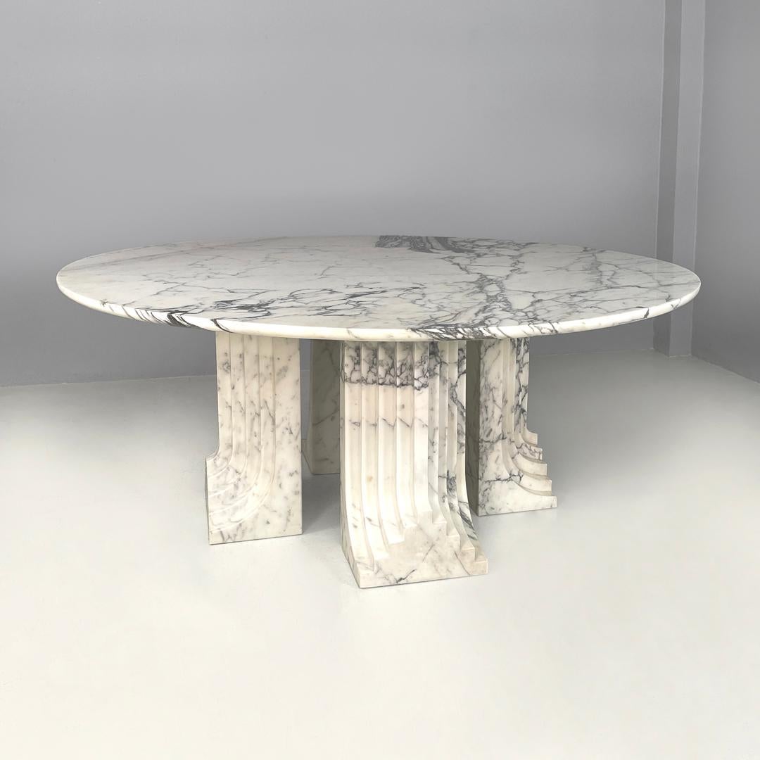 Tavolo moderno italiano rotondo in marmo Samo di Carlo Scarpa per Simon Gavina, anni '70
Tavolo da pranzo mod. Samo in marmo bianco arabescato, con piano rotondo. Le gambe sono a quattro colonne e presentano scanalature geometriche decorative sulla