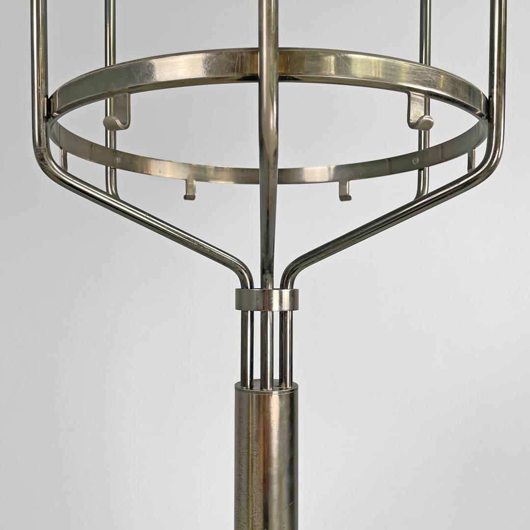 Perchero de pie redondo italiano moderno de metal Melpomene by BBPR for Artemide, 1970s en venta 4