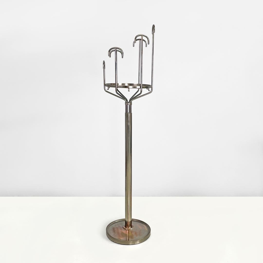 Perchero de pie redondo italiano moderno de metal Melpomene by BBPR for Artemide, 1970s
Percha de suelo mod. Melpómene con base redonda. La estructura es de metal con un acabado plateado oscuro. La parte superior está compuesta por seis brazos de