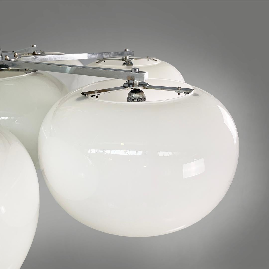 Lampadario moderno italiano rotondo in vetro opalino e metallo, anni '70 in vendita 3
